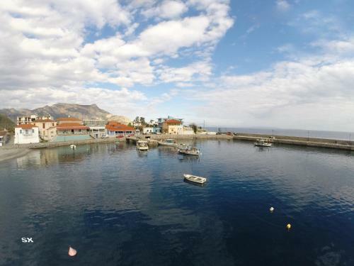 Hostal Troumpas Family Rooms & Apartments