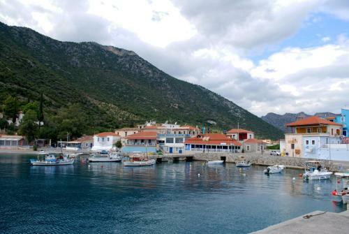Hostal Troumpas Family Rooms & Apartments