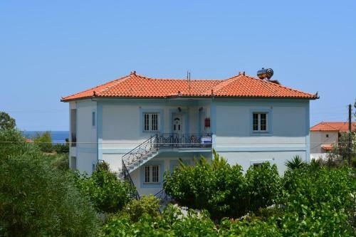 Hostal Troumpas Family Rooms & Apartments