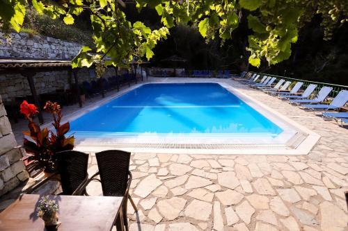Bastas Hotel & Studios