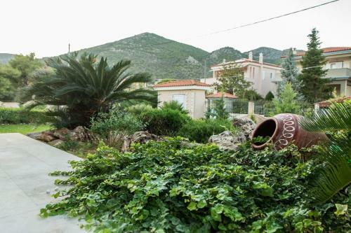 Villa Bellezza With A Large Yard And Bbq.