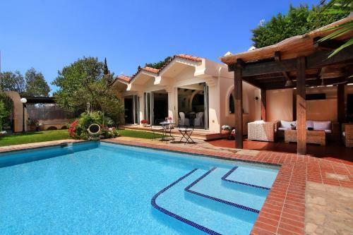 Villa Oasis Pool House