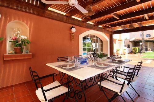 Villa Oasis Pool House