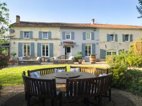 Courcerac Villa Sleeps 10 Wifi