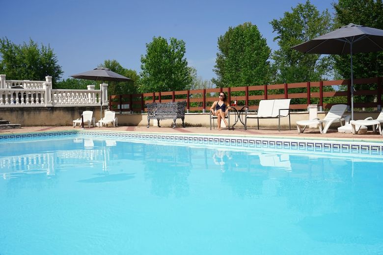 Luxurious Apartment Near Golfech With Swimming Pool