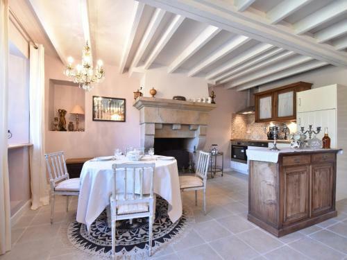 Modern Holiday Home In La Barre-de-semilly