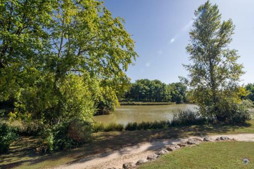 Lussas-et-nontronneau Villa Sleeps 6 Pool