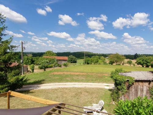 Spacious House With Jacuzzi In Laoubejac