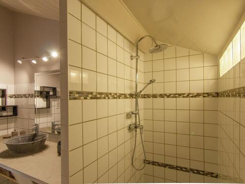 Spacious House With Jacuzzi In Laoubejac