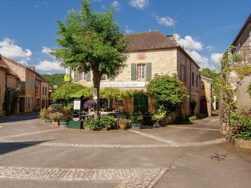 Spacious House With Jacuzzi In Laoubejac