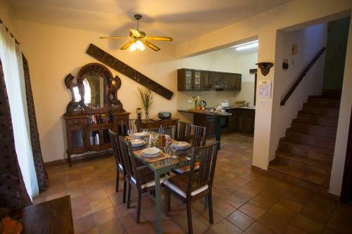Hostal George Houses