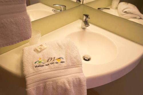 Hostal La Maison Des Cent Vall�es