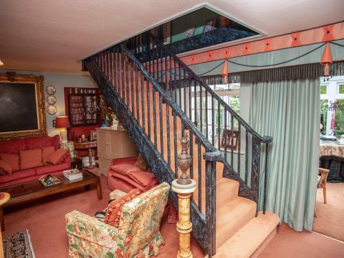 Dorrington Court
