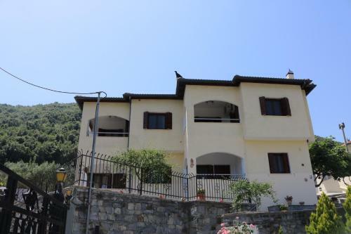 Tsonos Apartments