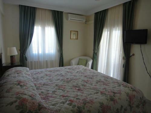 Aparthotel Perdika Suites