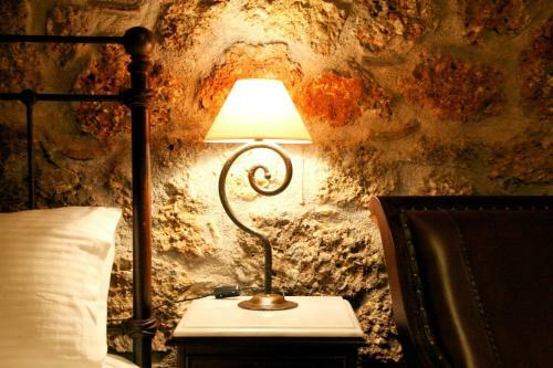 Hostal Nymfes Guesthouse