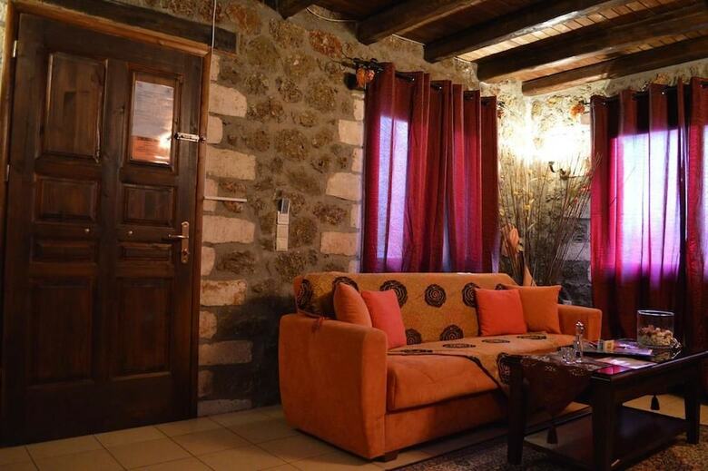 Hostal Theasis Guesthouse