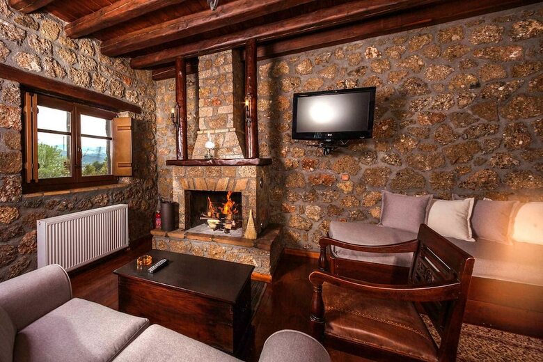 Hostal Pera Alonia Guest House