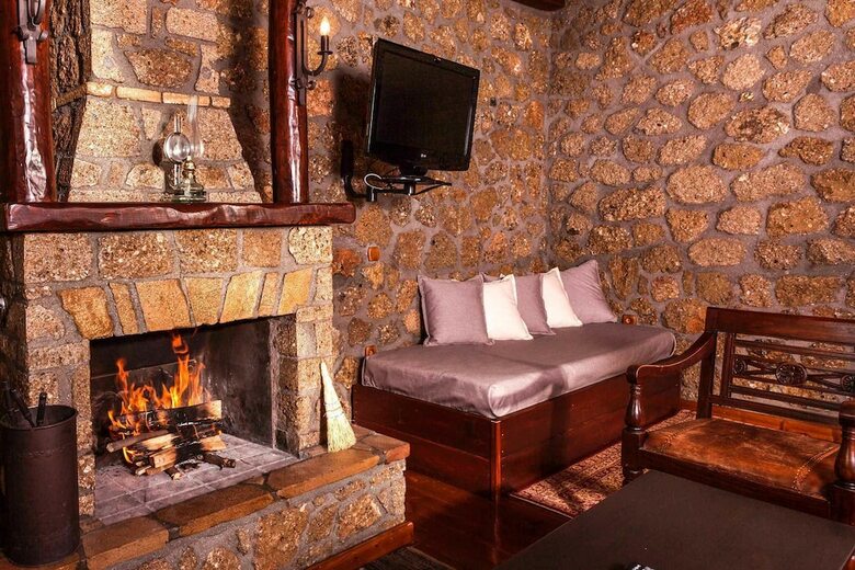 Hostal Pera Alonia Guest House