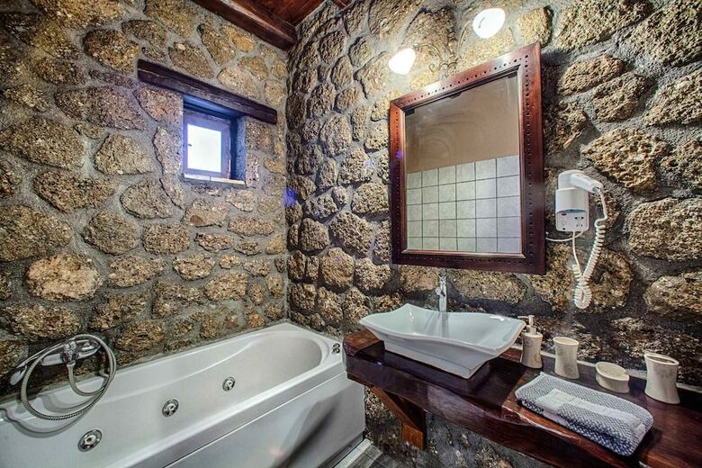 Hostal Pera Alonia Guest House