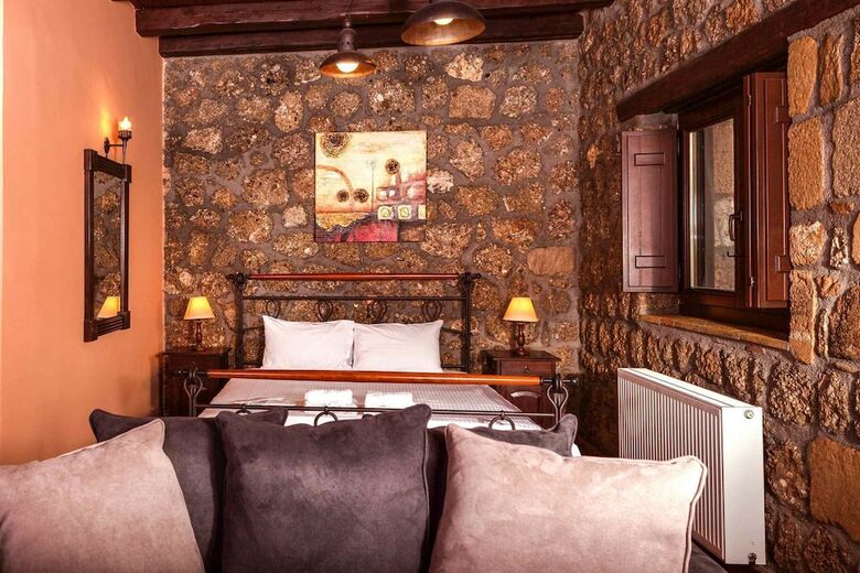 Hostal Pera Alonia Guest House