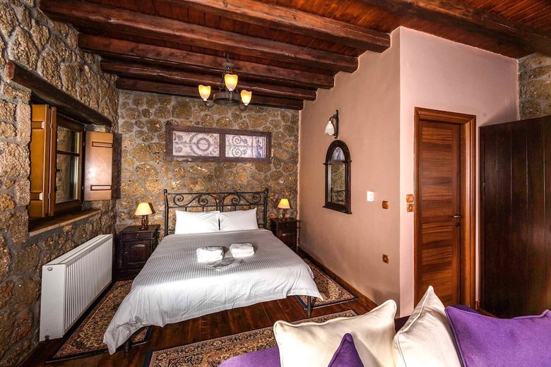 Hostal Pera Alonia Guest House
