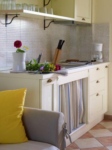 Aeolis Apartments & Studios