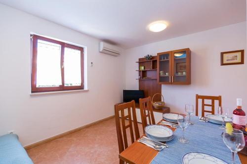 Apartments With A Swimming Pool Novigrad - 7078