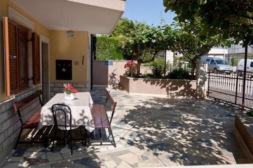 Apartments With A Parking Space Novigrad - 7108