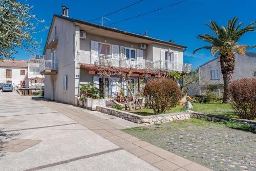 Centrally Located Apartment For 16