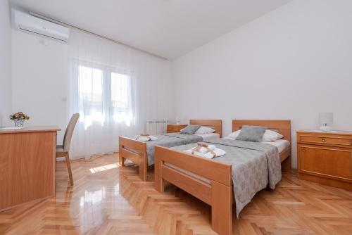Centrally Located Apartment For 16