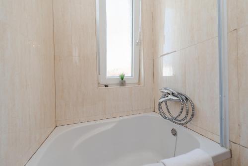 Centrally Located Apartment For 16