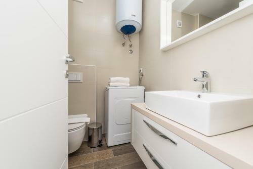Apartamento Andy Modern & Centrally Located Ap. For 6 With A Pool