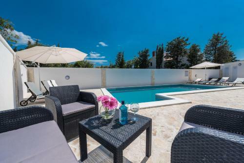Apartamento Andy Modern & Centrally Located Ap. For 6 With A Pool