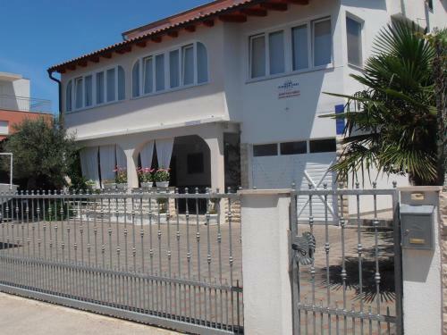 Hostal Apartments Adria