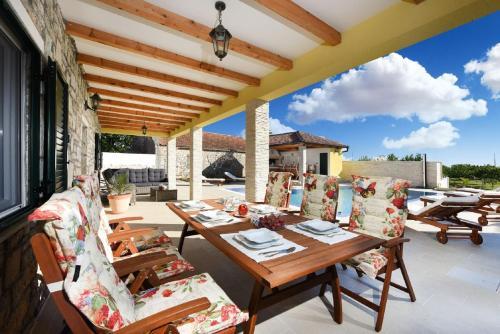 Beautiful Villa Petra With Summer Kitchen And Pool