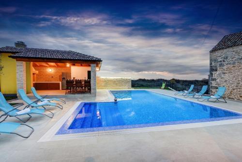 Beautiful Villa Petra With Summer Kitchen And Pool