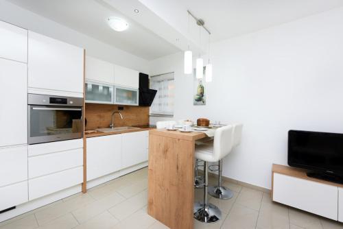 Beautiful Villa Petra With Summer Kitchen And Pool