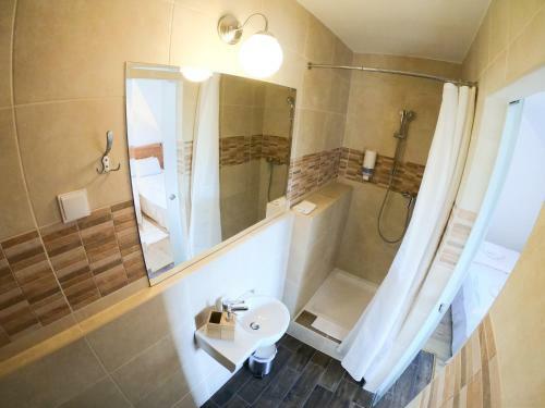 Hostal Buz�s Pince Vend�gh�z