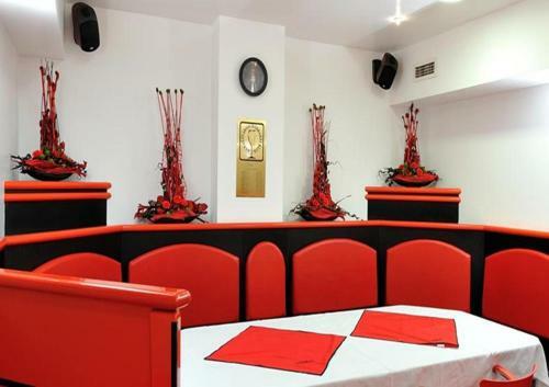 Corner Hotel & K�v�h�z