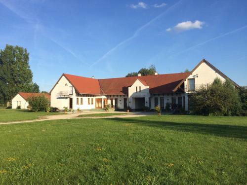 Hostal Nagybajcsi Lovaspark �s Vend�gh�z