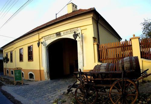 Hotel Oroszl�nos Fogad�
