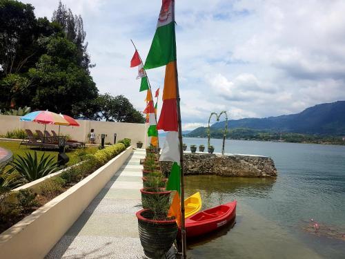 Zo�?s Paradise Waterfront Hotel