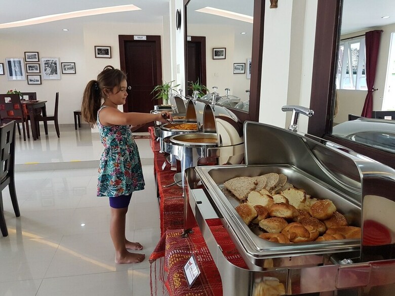 Zo�?s Paradise Waterfront Hotel