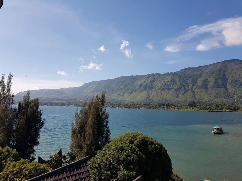 Zo�?s Paradise Waterfront Hotel