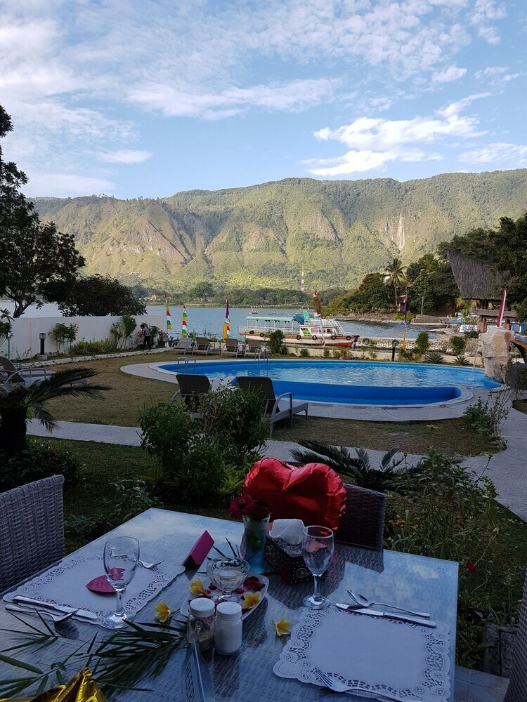 Zo�?s Paradise Waterfront Hotel
