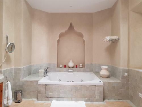 Hotel Palais Claudio Bravo