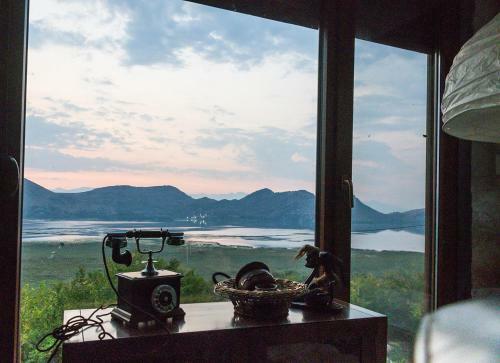 Haustor Skadar Lake