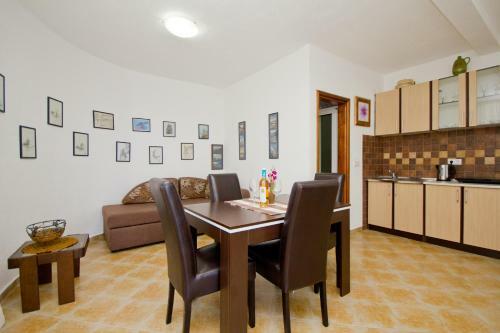 Apartments Dora