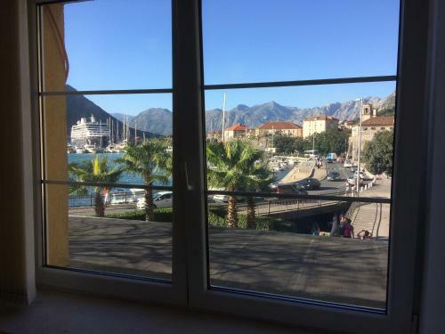 Modern Waterfront Apartment, Old Town Kotor